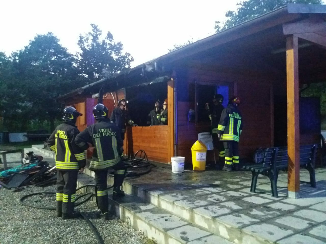 Erba incendio devasta la sede del Gs Arcellasco