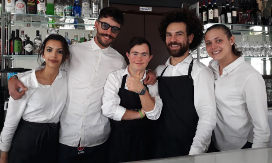 La sindrome di Down non lo frena, Mattia il barista speciale STORIE SOTTO L’OMBRELLONE