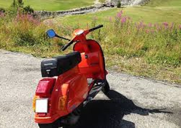 Getta il motorino nelle acque del lago