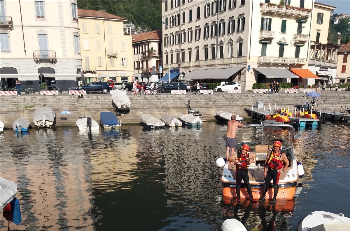 Il lago è troppo basso: imbarcazione bloccata