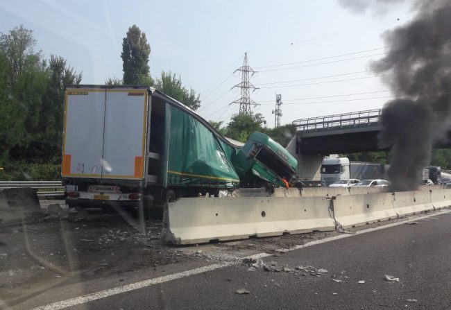 Tir si schianta in autostrada