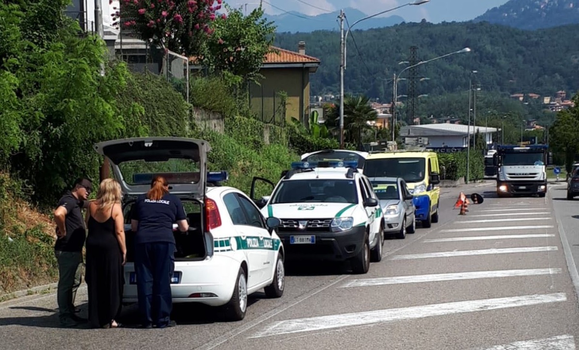 Incidente a Grandate: tamponata l’auto della Polizia locale FOTO