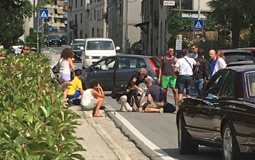 Scontro auto contro moto, grave donna di 50 anni FOTO