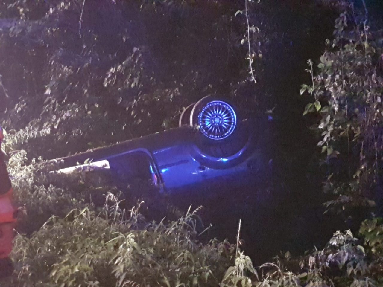 Strano incidente ad Alzate, auto si ribalta… ma al suo interno non c’è nessuno