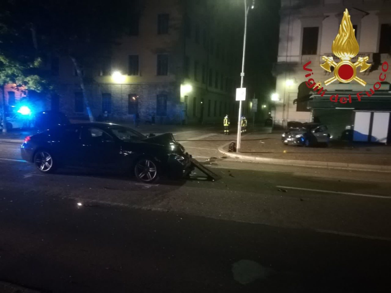 Incidente di fronte al Tribunale: auto finisce contro il chiosco SIRENE DI NOTTE
