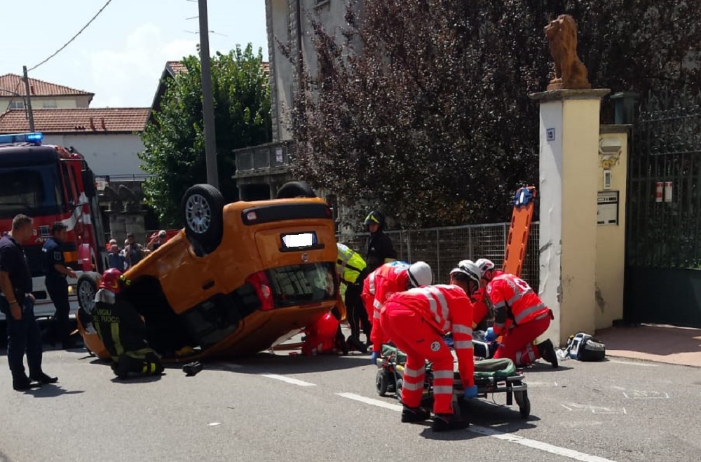Ribaltamento a Olgiate Comasco: coinvolta una donna FOTO e VIDEO