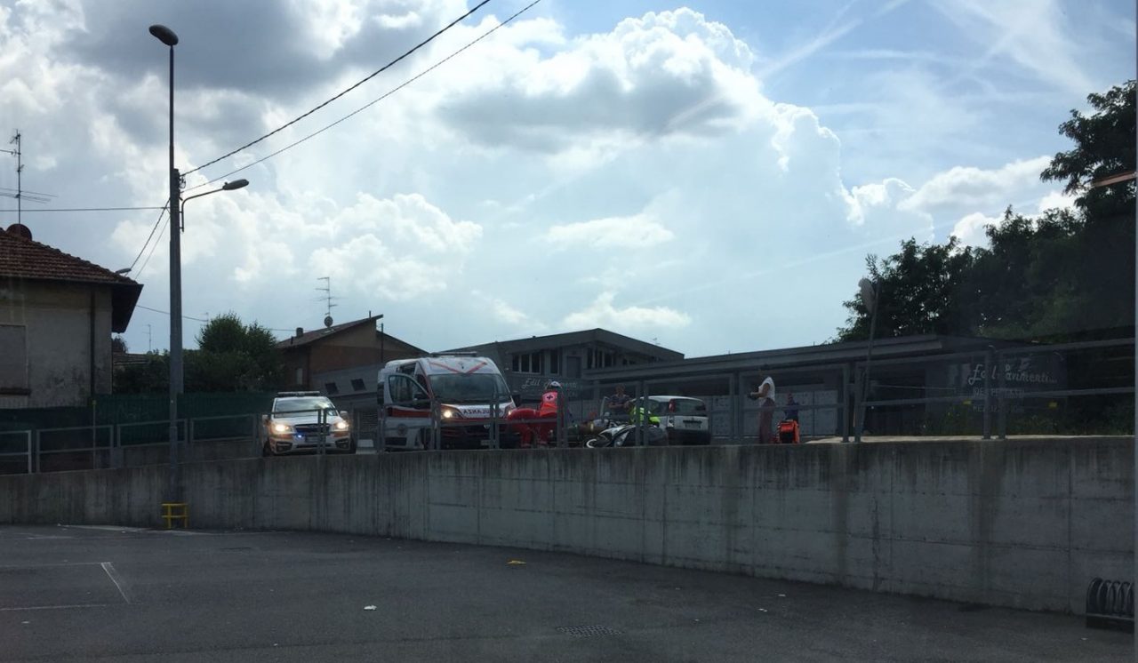 Scontro tra auto e moto alla rotonda dell’In’s di Cadorago FOTO