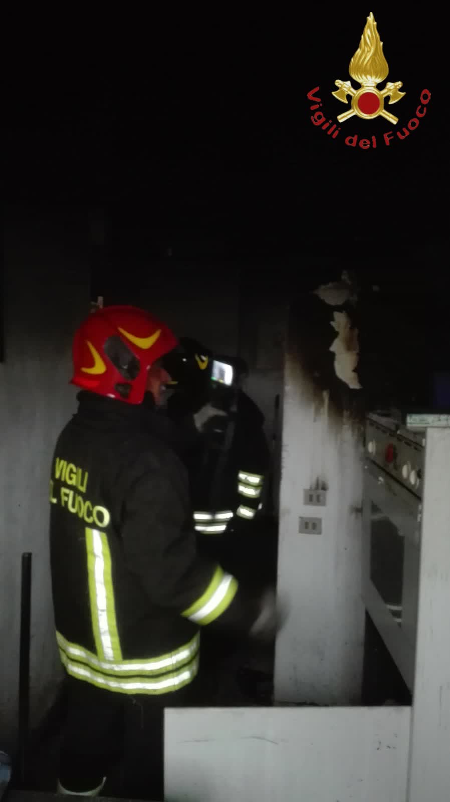 fiamme in una casa, lora