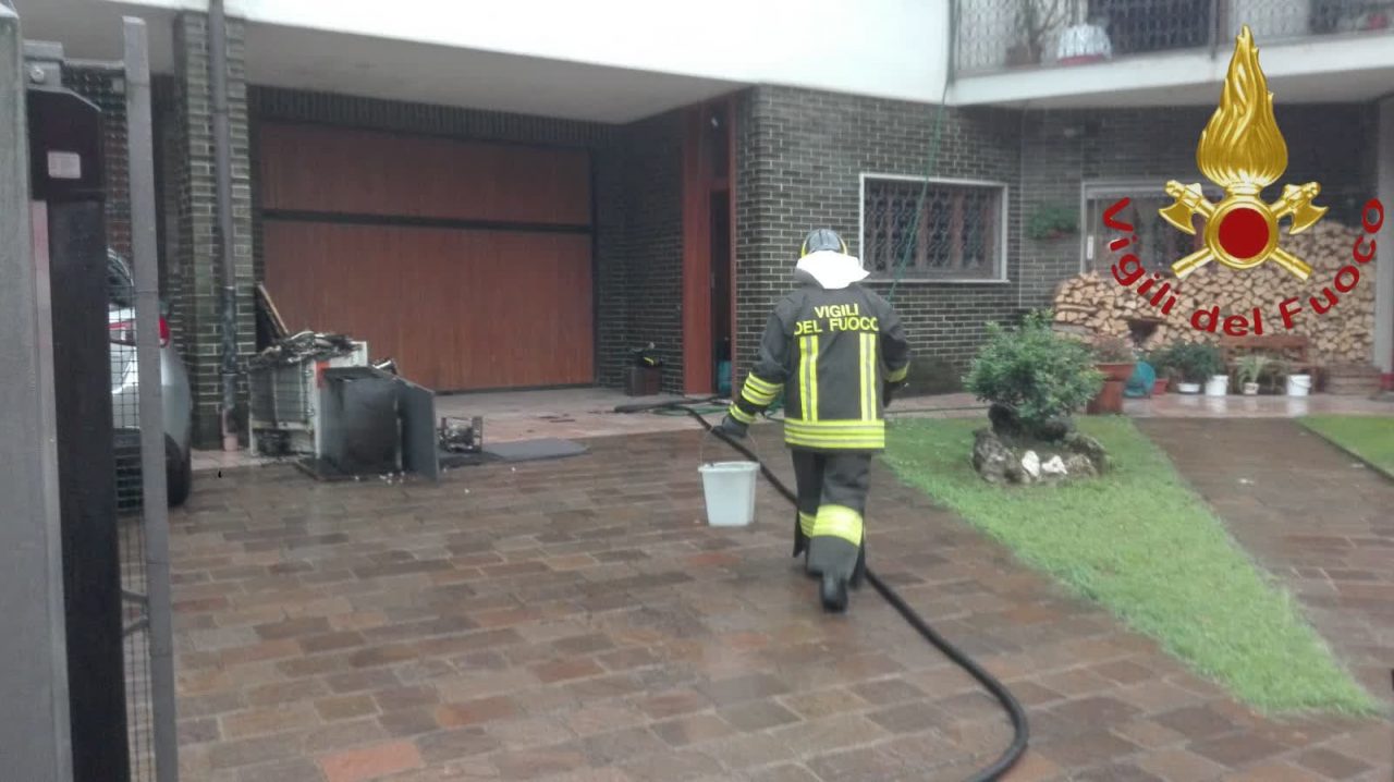 Fiamme in una casa di Lora FOTO