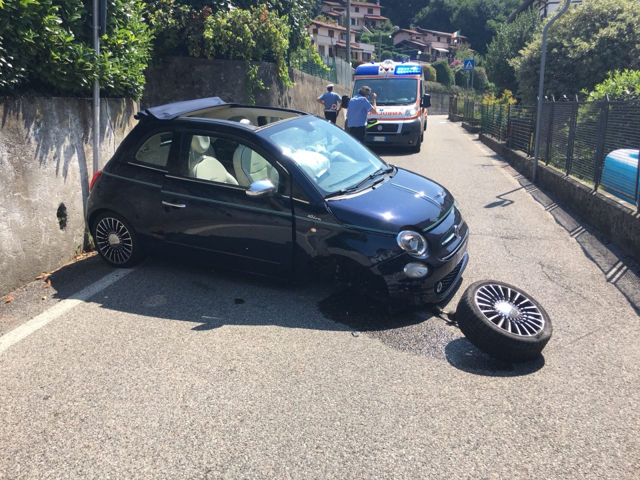 Sbanda e finisce contro un muro a Colverde FOTO