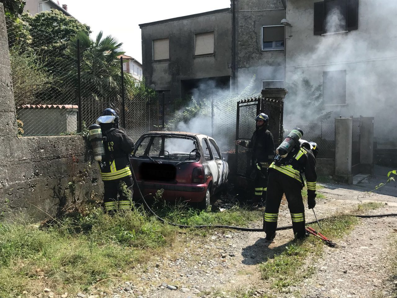 Incendio auto a Uggiate Trevano FOTO e VIDEO