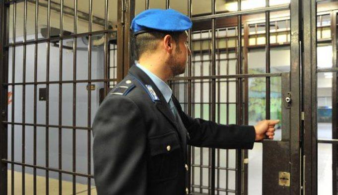 Agenti non in servizio riconoscono un ricercato a Montano: fermato, aveva cocaina addosso