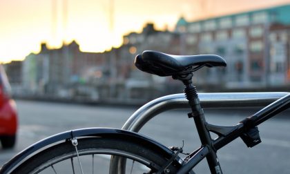 Minorenne ruba una bicicletta, scatta l'inseguimento