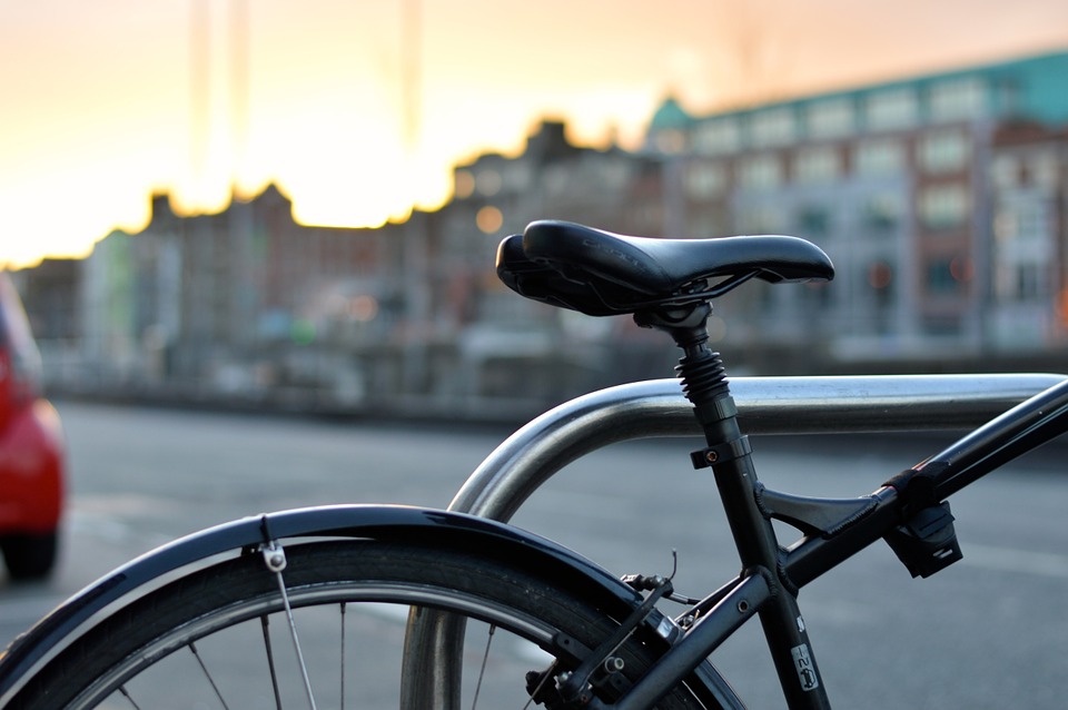 Minorenne ruba una bicicletta, scatta l’inseguimento