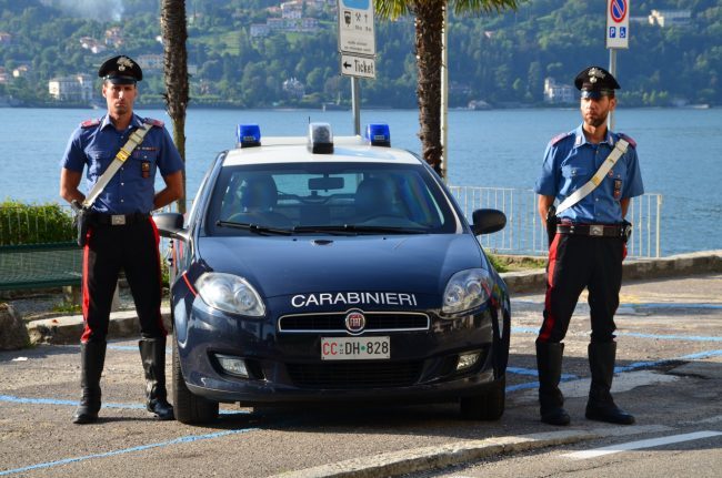 Palpeggia una turista e le ruba lo zaino