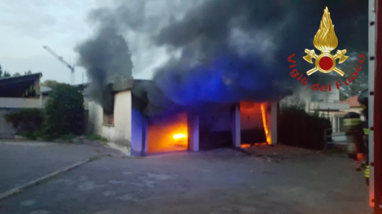 Incendio in un box auto in fiamme FOTO