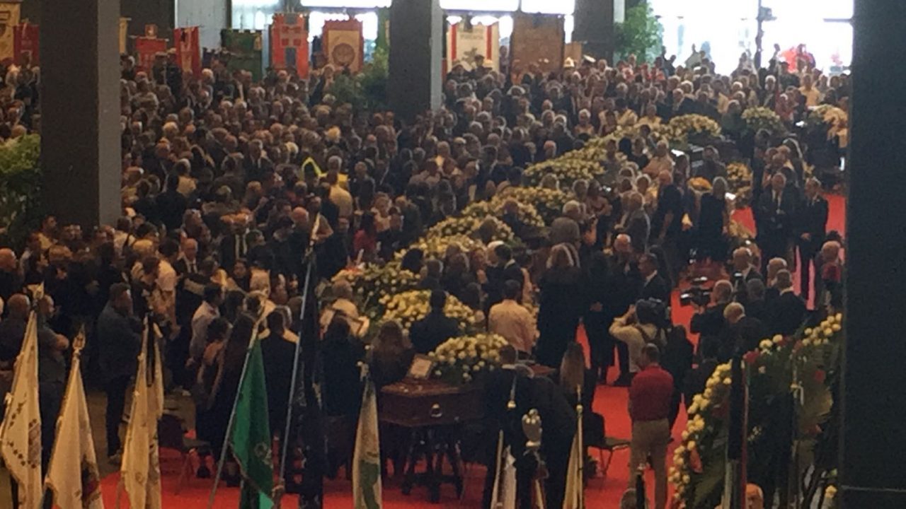 Genova funerali solenni per le vittime. Le parole di Bagnasco e dell’Imam