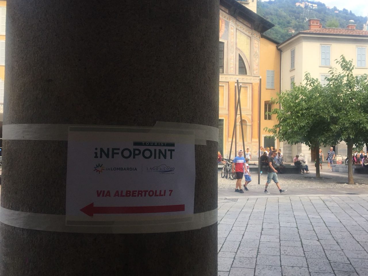 Minoranze all’attacco sull’infopoint: “Con i cartelli da sagra abbiamo toccato il fondo”