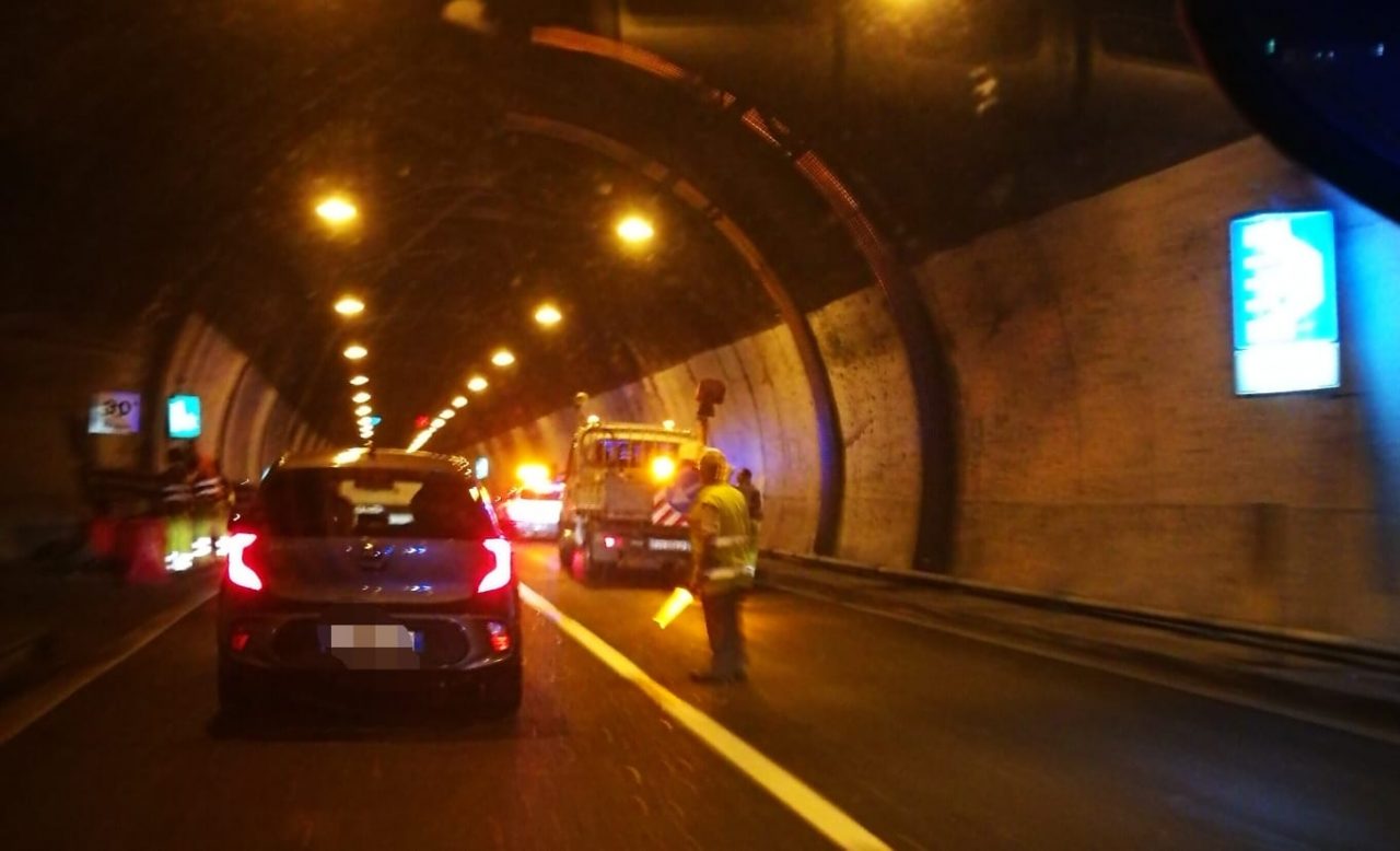 Auto ribaltata in Statale 36: automobilista salva ragazza incastrata nell’abitacolo