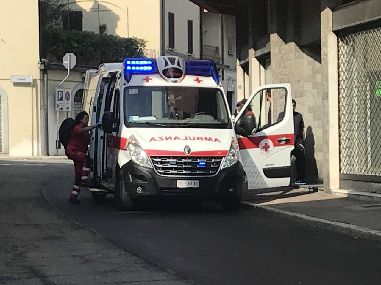 Malore in centro paese, in ospedale un minorenne