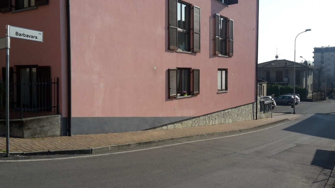 Montorfano via Barbavara istituito il senso unico