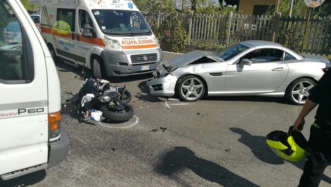 Incidente Como auto contro moto in codice rosso FOTO
