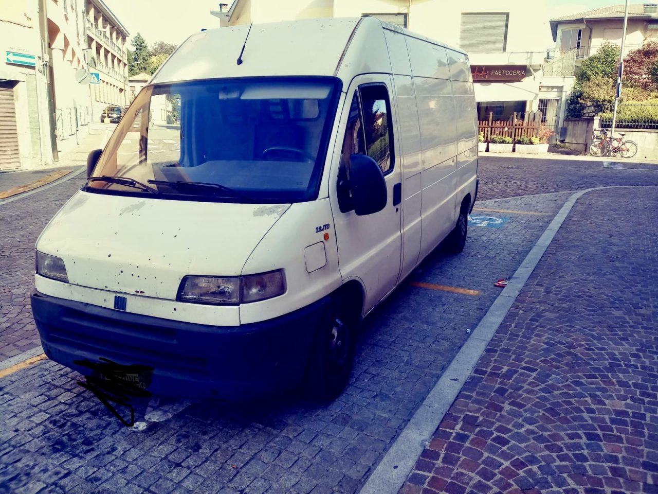 Furgone sul posto disabili scatta la protesta