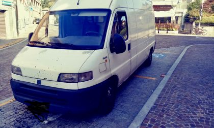 Furgone sul posto disabili scatta la protesta