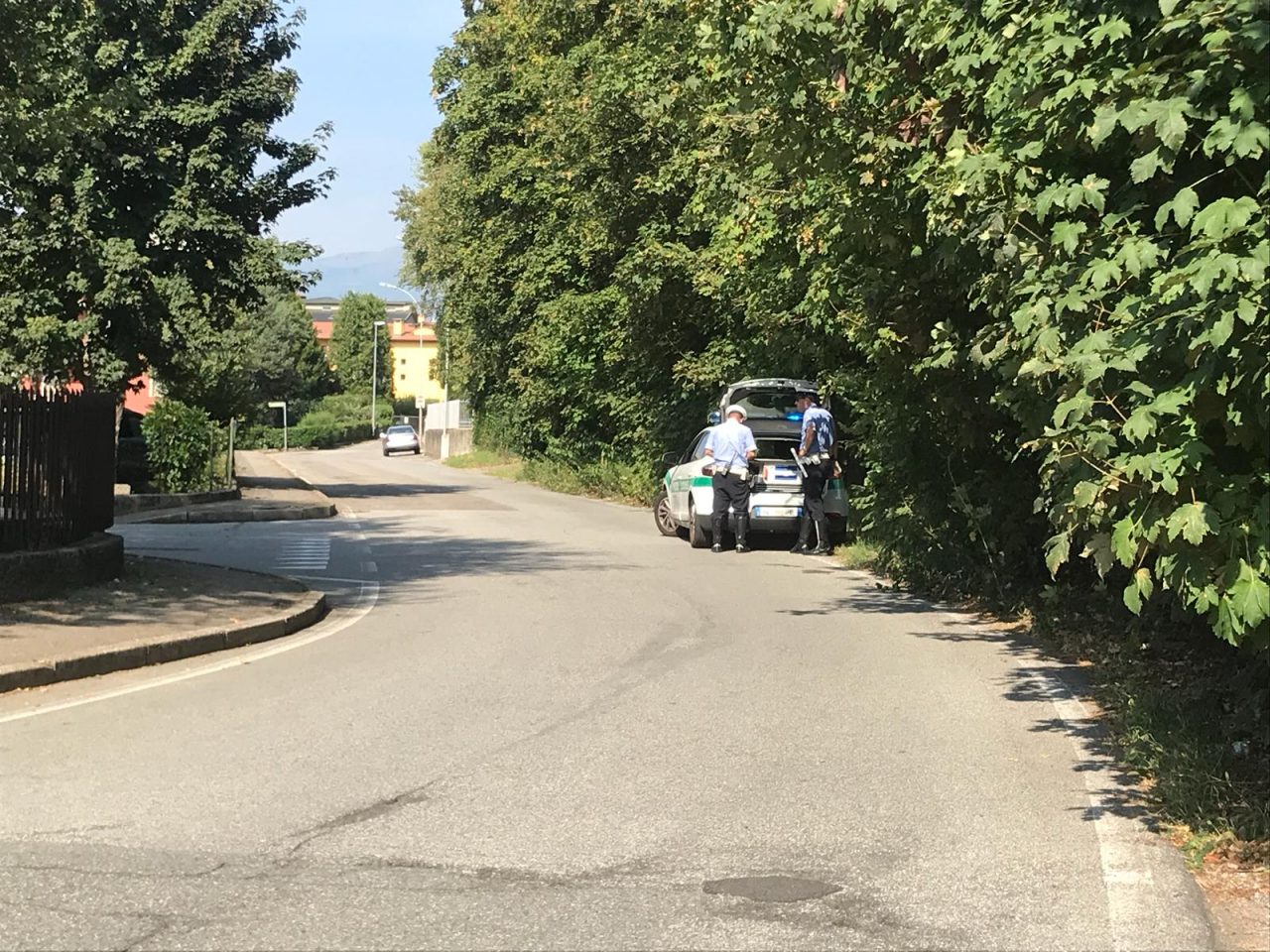 Scalzo, barcolla e cade a terra: soccorsi a Cantù