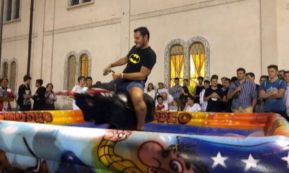 Toro meccanico in oratorio con sfida tra Stato e Chiesa FOTO e VIDEO