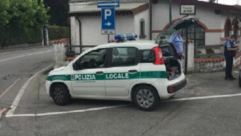 Inseguimento in paese, agente urtato cade a terra