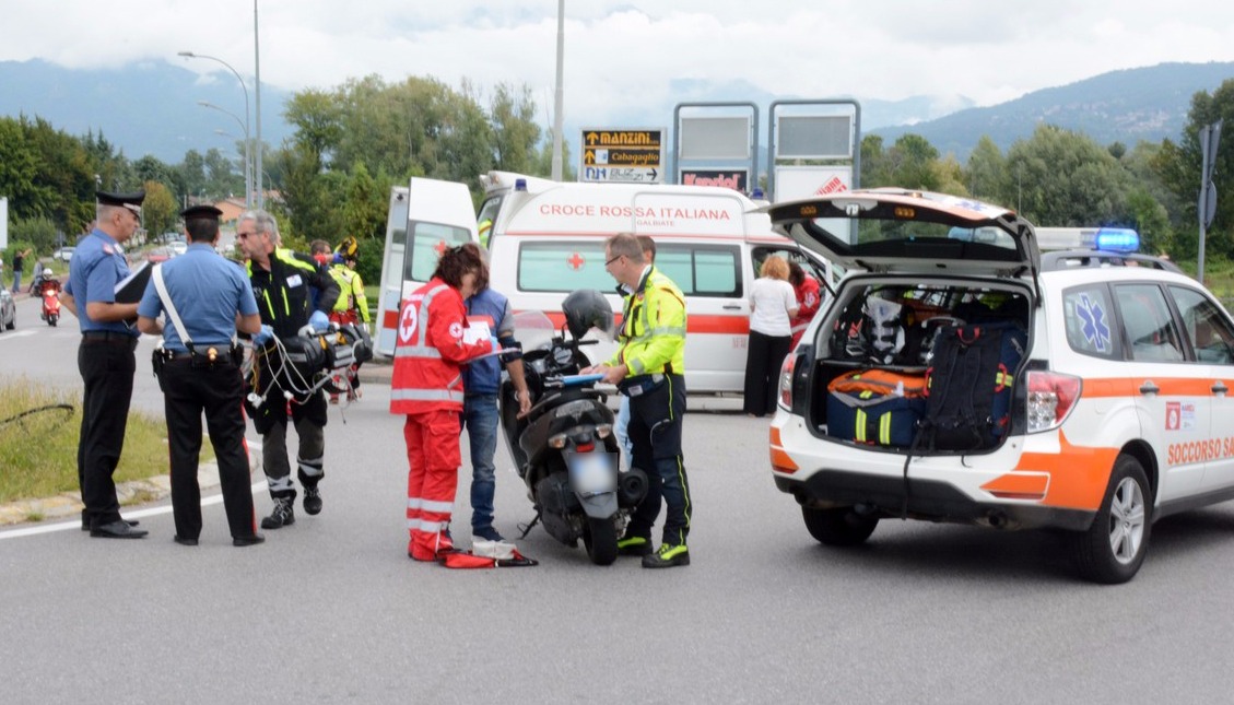 Ciclista investito da una moto, grave FOTO