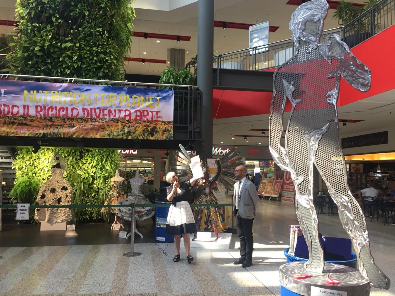 Lotta alla plastica: la mostra Reuse al Centro Commerciale Mirabello FOTO e VIDEO