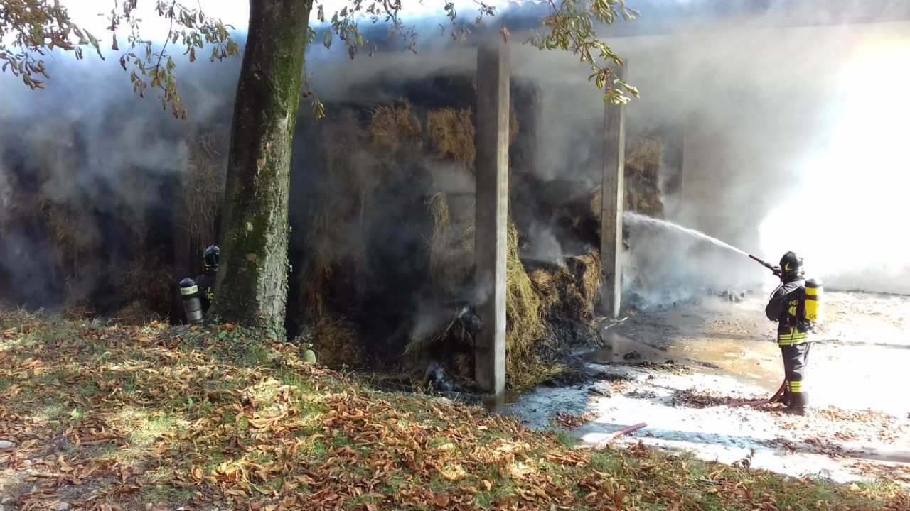 Incendio fienile a Montesolaro: Vigili del Fuoco al lavoro FOTO E VIDEO