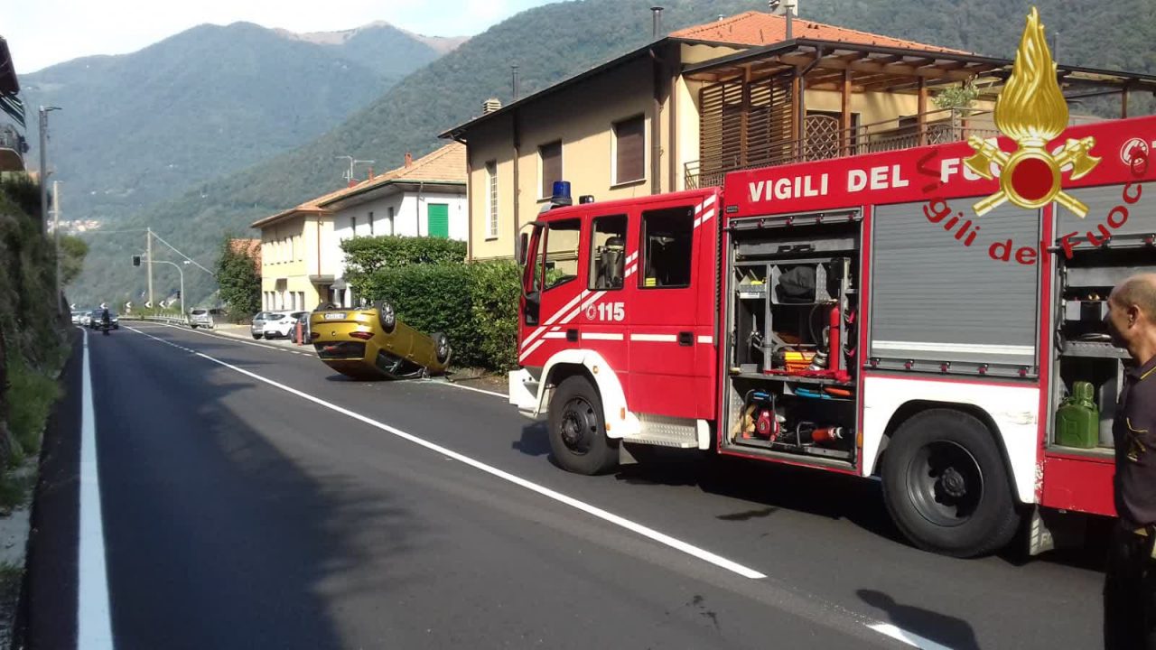 Si ribalta con l’auto sulla Regina a Laglio FOTO
