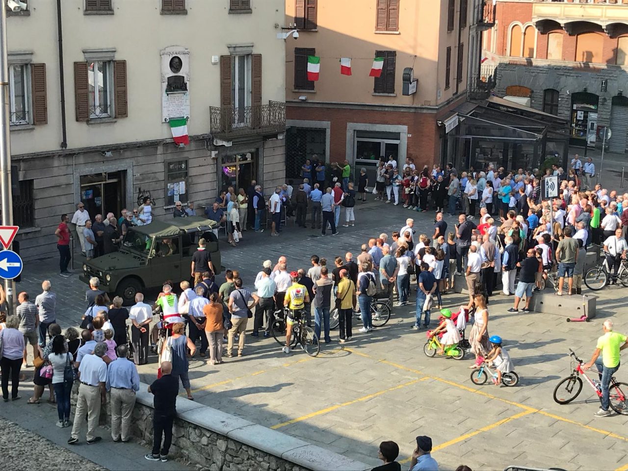 95esimo anniversario gli Alpini di Cantù sfilano in piazza VIDEO