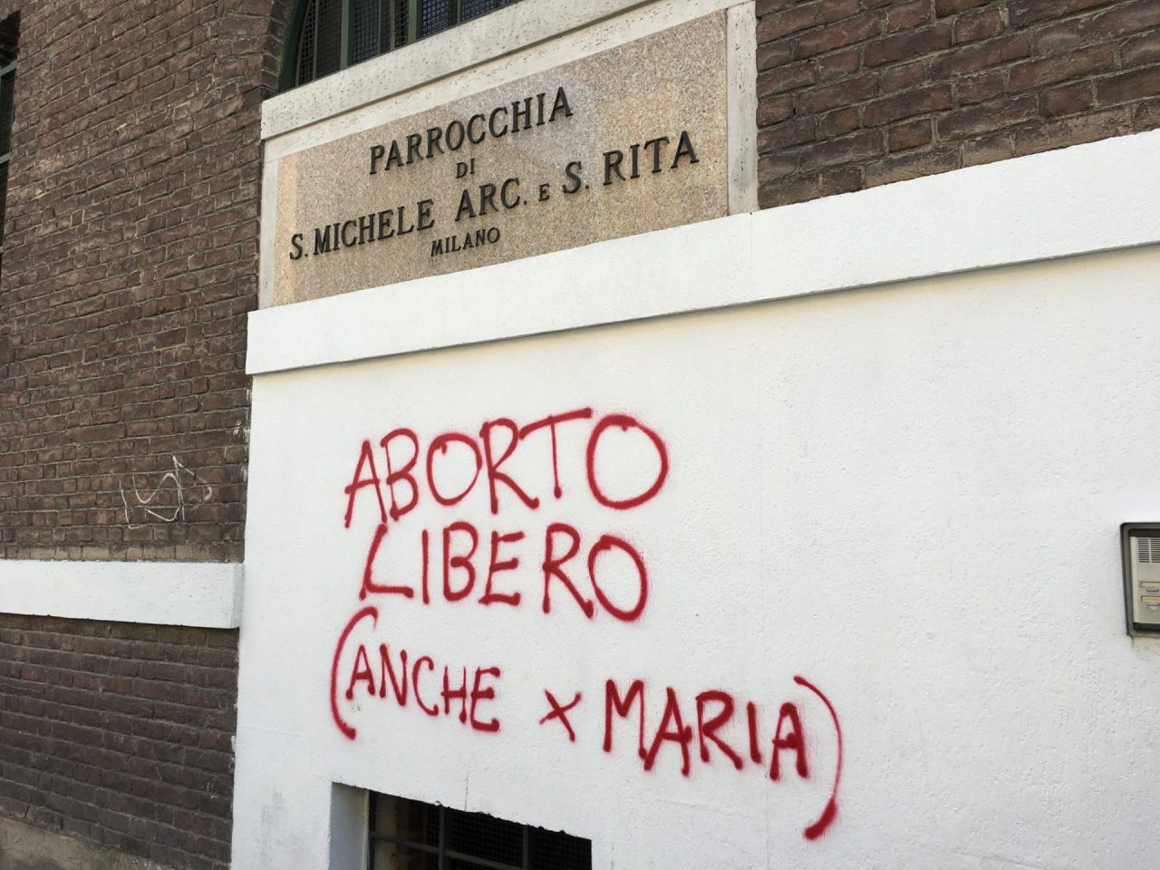 “Aborto libero anche per Maria” sul muro della chiesa, il parroco risponde al vandalo