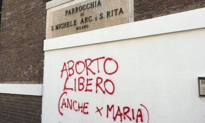 "Aborto libero anche per Maria" sul muro della chiesa, il parroco risponde al vandalo