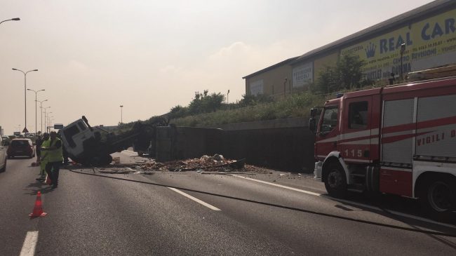 Camion si ribalta sulla SS36: traffico in tilt da ore