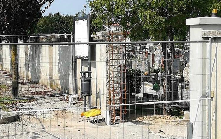 Lavori al cimitero di Cabiate. La minoranza: “Disagi per i cittadini”