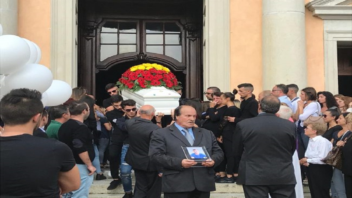 Ragazzi morti a Guanzate, palloncini bianchi per l’ultimo saluto