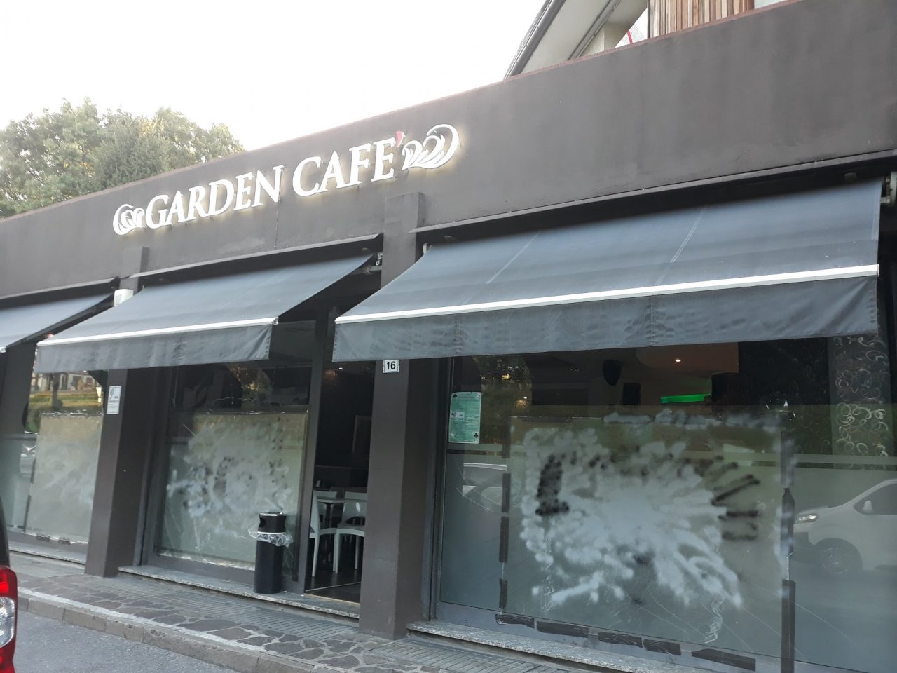 Bar distrutto a colpi d’ascia