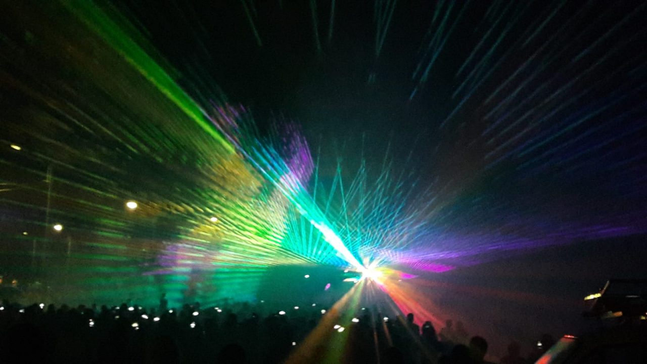 Ok il laser show ma i bizzaronesi preferiscono i fuochi artificiali