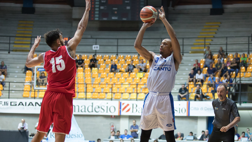 Pallacanestro Cantù sconfitta nella finale contro Varese