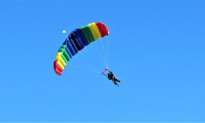 Schianto col paracadute: paura per un canturino
