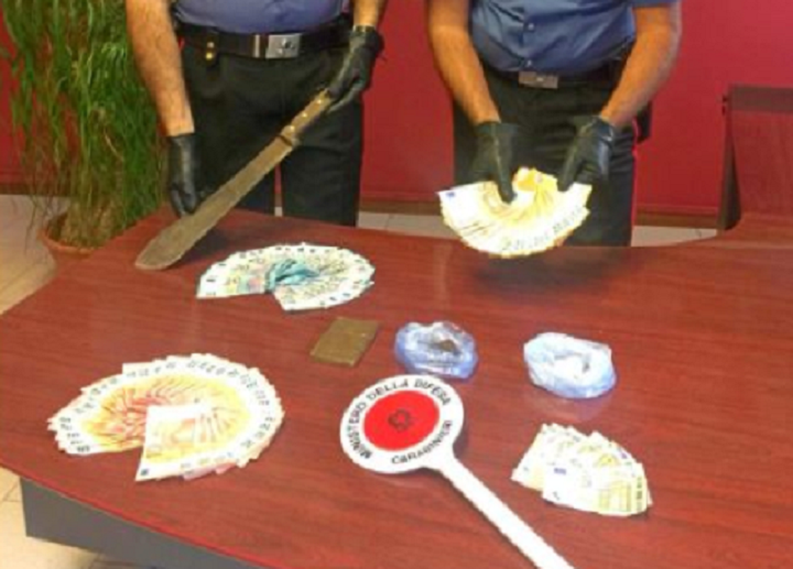 Spacciatori beccati dai Carabinieri fuggono abbandonando coca, eroina e un machete