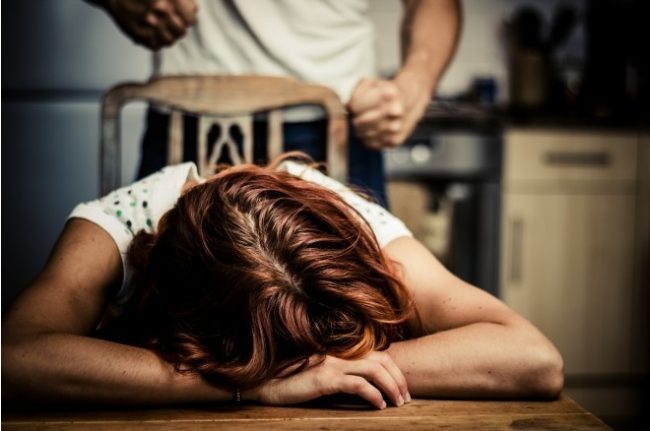 Ospita una coppia, poi viene picchiata e minacciata dal marito dell’amica