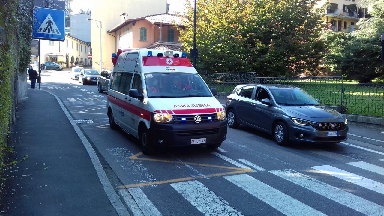 Caduta suolo Cantù giovane in ospedale