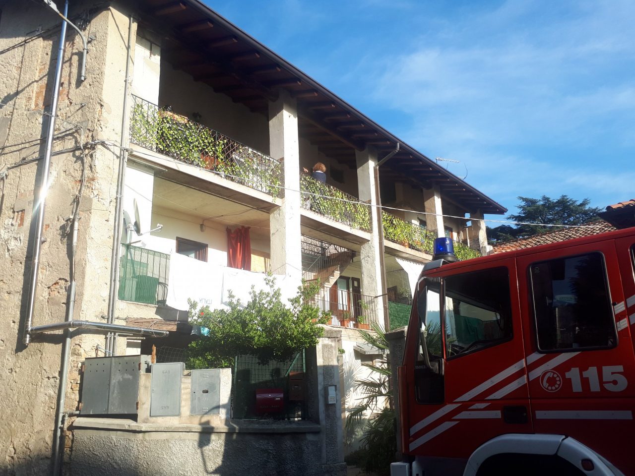 Cedimento in una palazzina al lavoro i Vigili del fuoco