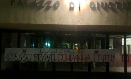 Forza nuova striscione al Tribunale di Como a favore del PM Pasquale Addesso FOTO